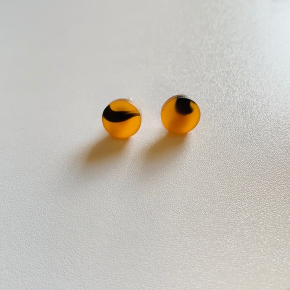 ‼️FINAL PRICE‼️Orange & Black Swirl Pattern Earrings - Picture 4 of 5